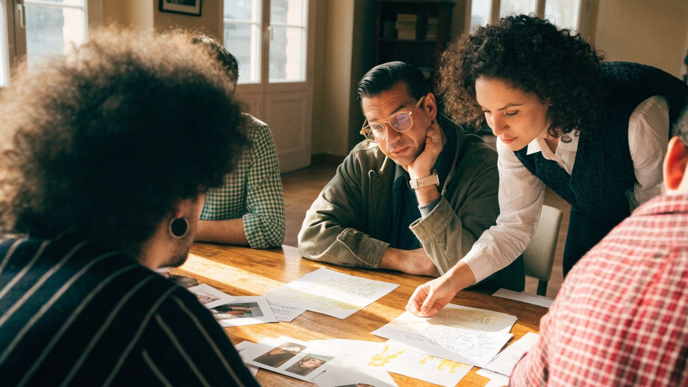 Équipe préparant un récit autour d’une table