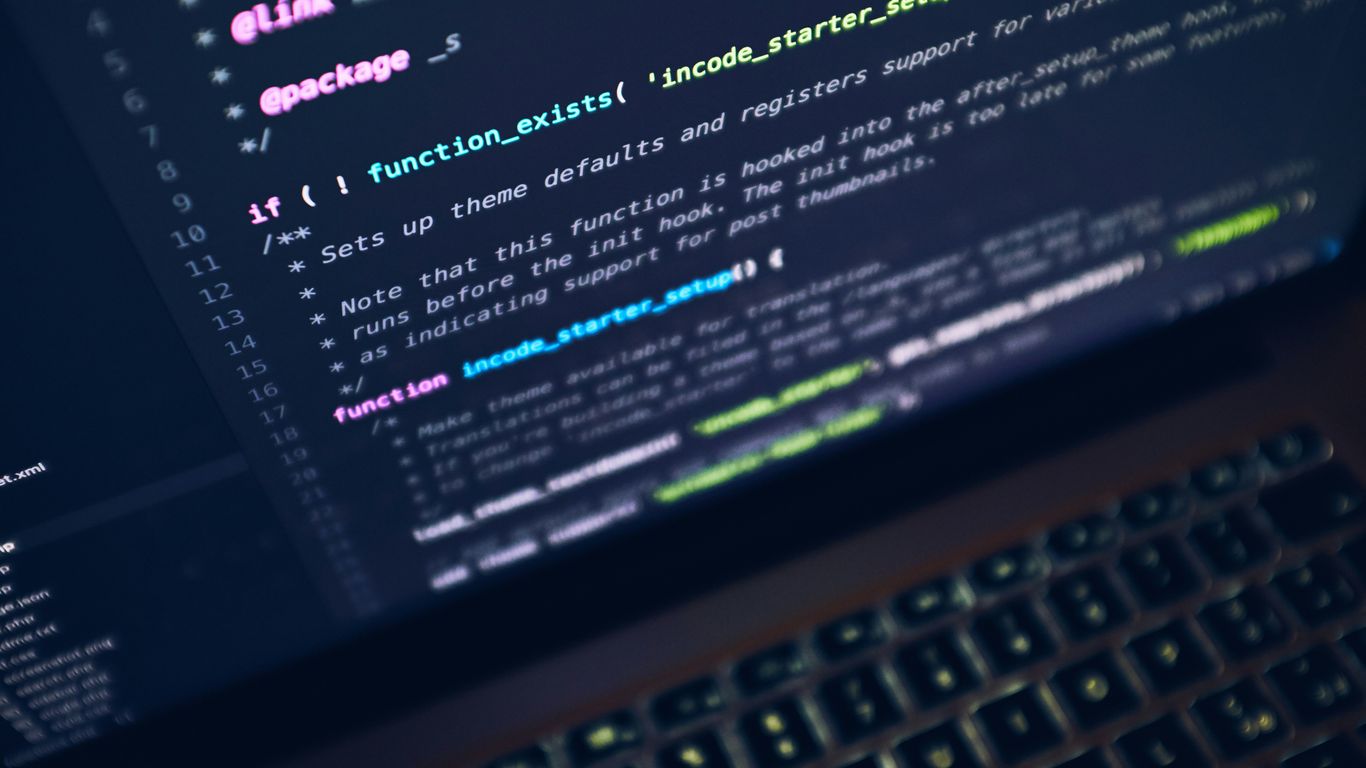 Profissional de tecnologia trabalhando em seu computador