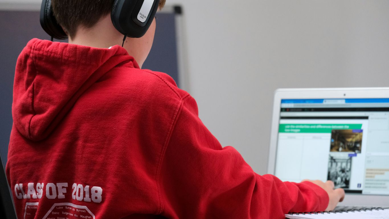 Tecnologia assistiva auxiliando estudante