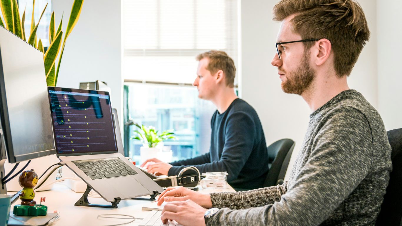 Collega's bespreken informatie aan een bureau