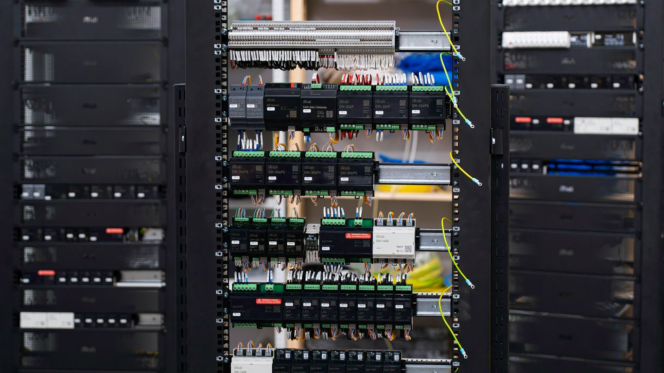 Sistemas digitais conectados gerenciando linha de montagem