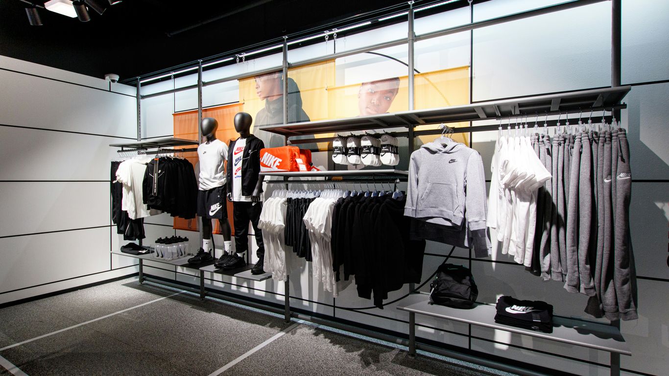 Retail acrylic merchandise display case