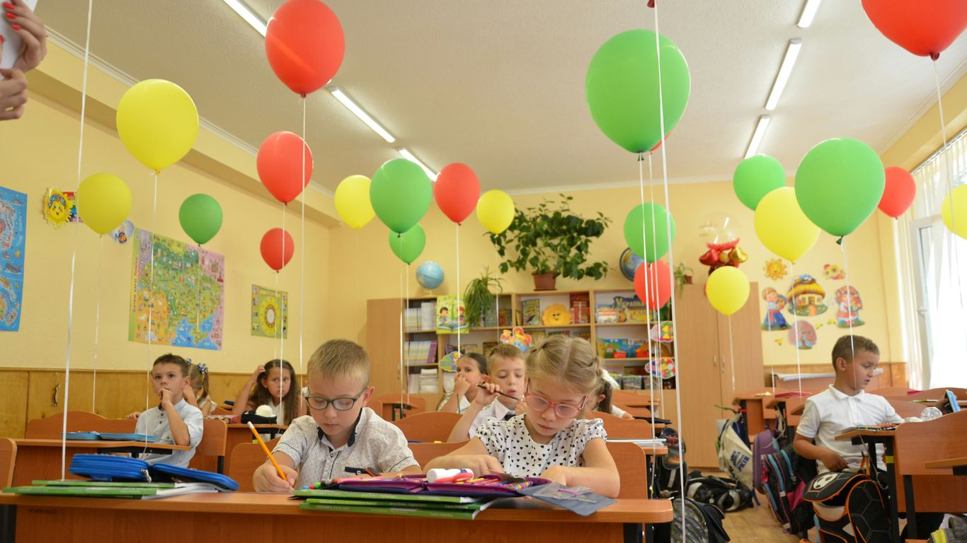 Elementary students watching a classroom science story