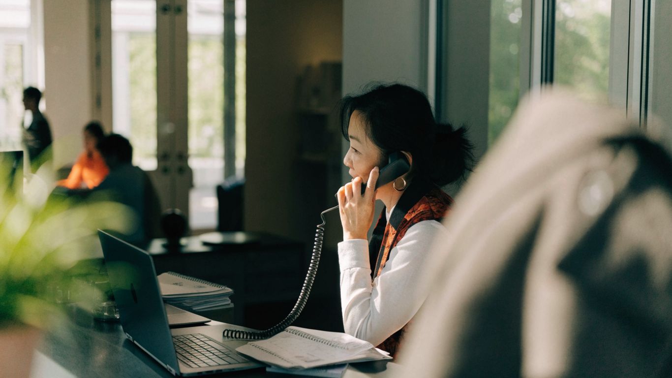 A caller speaking with a virtual receptionist