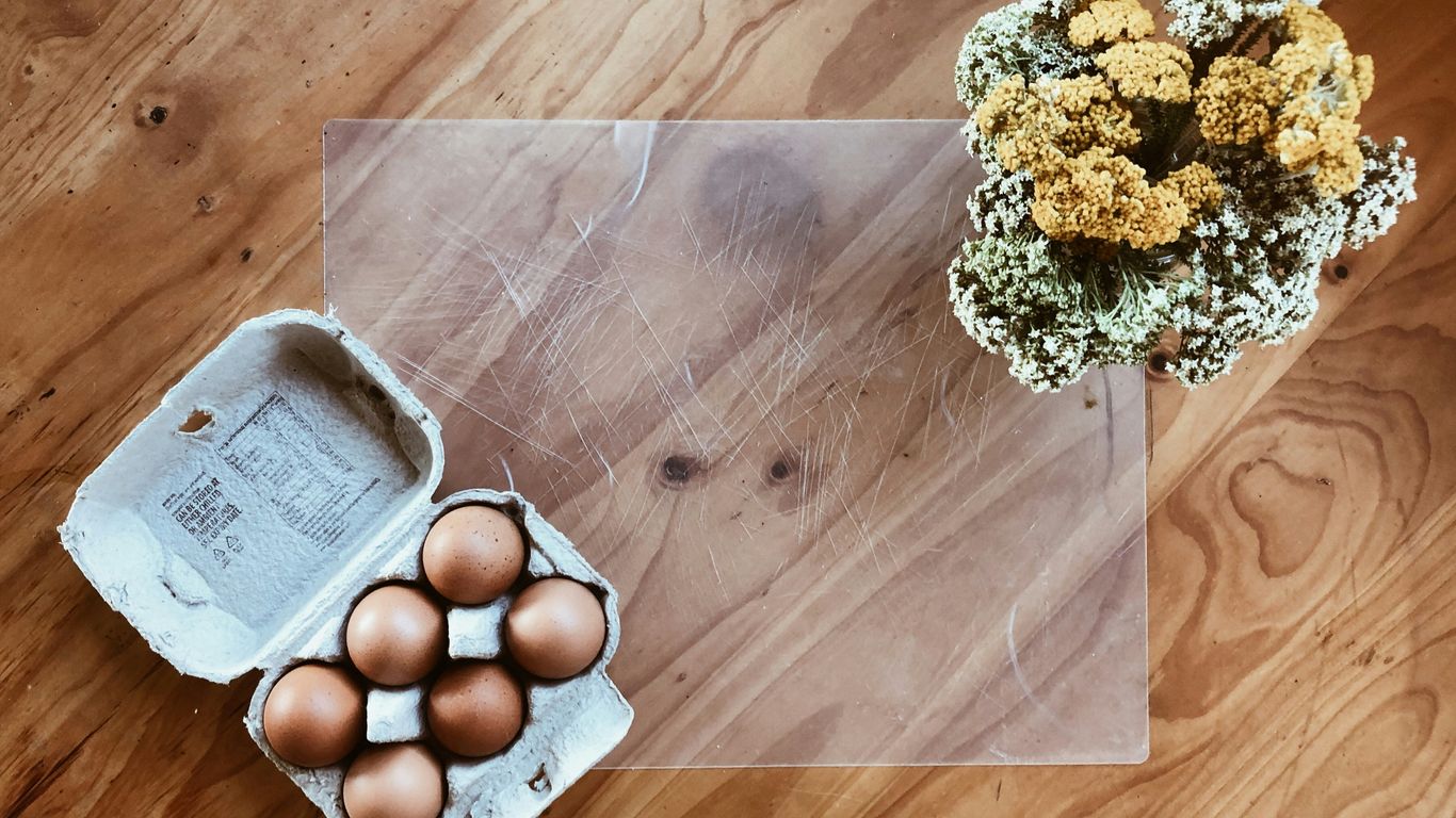 Durable acrylic tray on cafe table