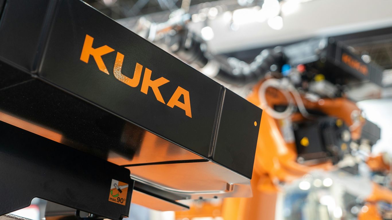 Robotic navigation in complex warehouses