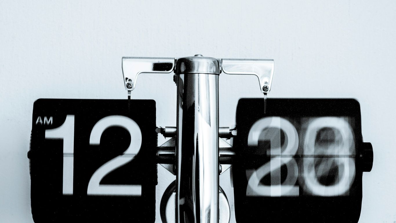 analog clock at 12 am
