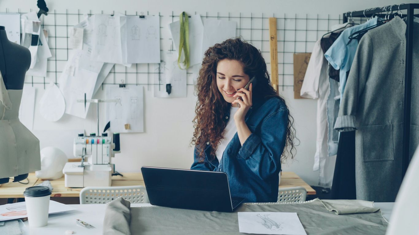 Empreendedor ajustando perfil da empresa