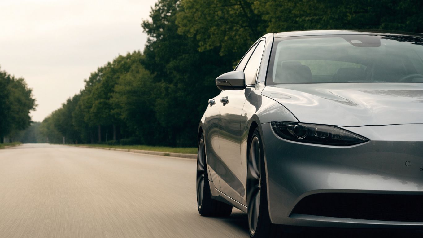 Mercedes sedan showing straight road tracking