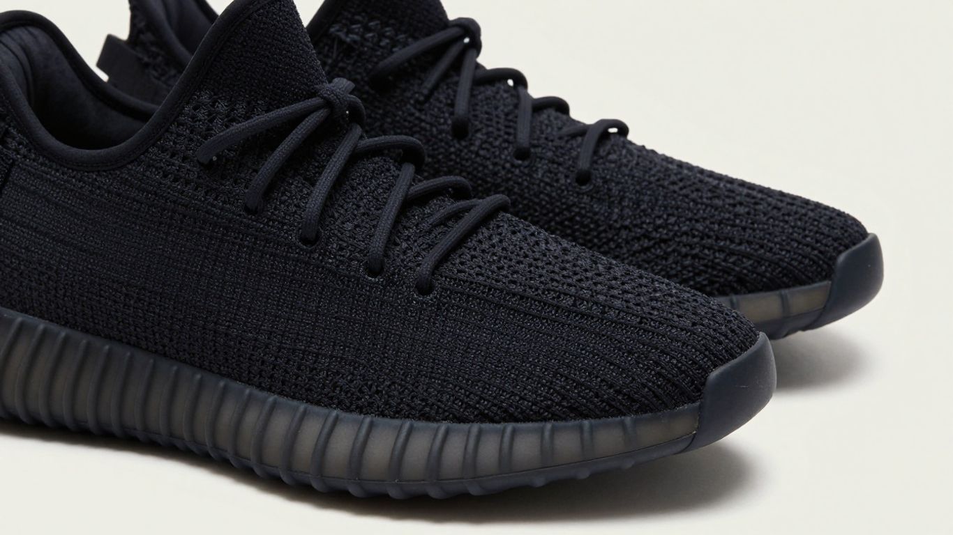 Pantofi sport Yeezy Black 350 în detaliu.