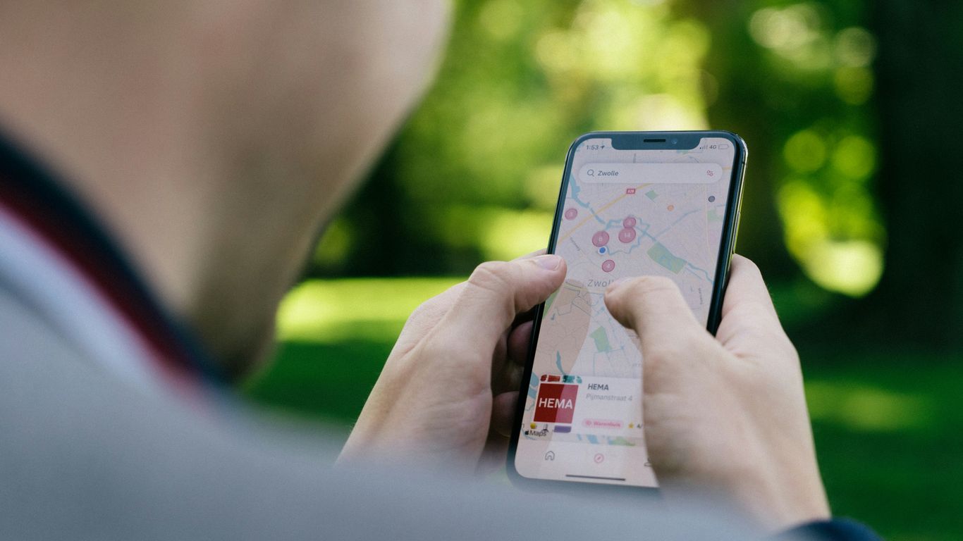 Pessoa consultando mapa no celular na cidade