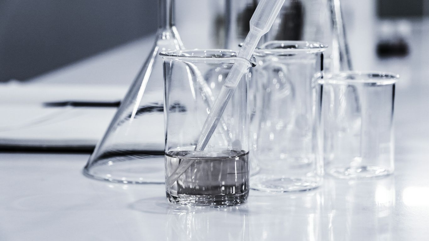 Amostra em frasco laboratorial sendo analisada