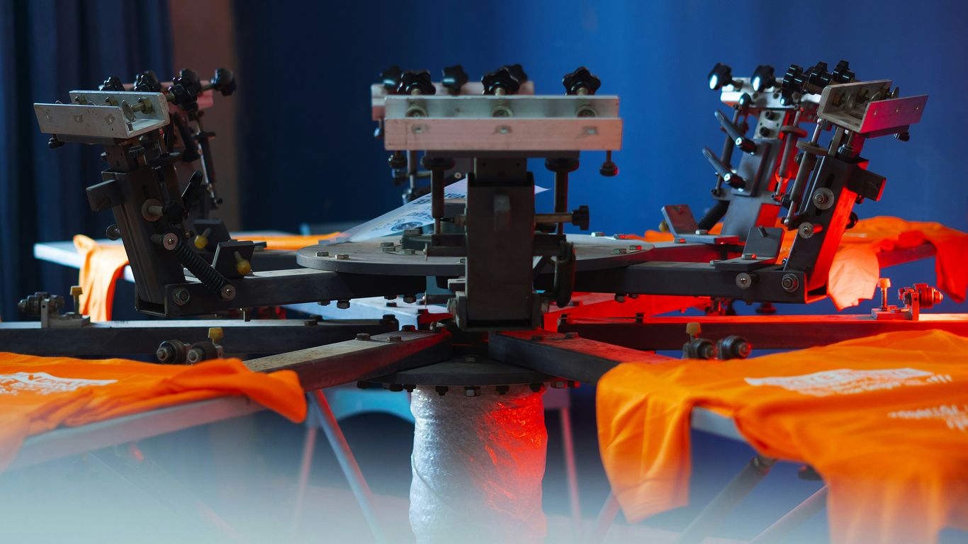 a group of machines that are sitting on a table