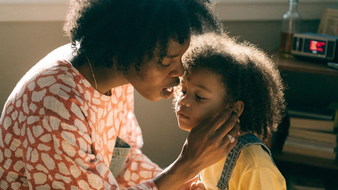 Enfant écoute puis chante avec son parent