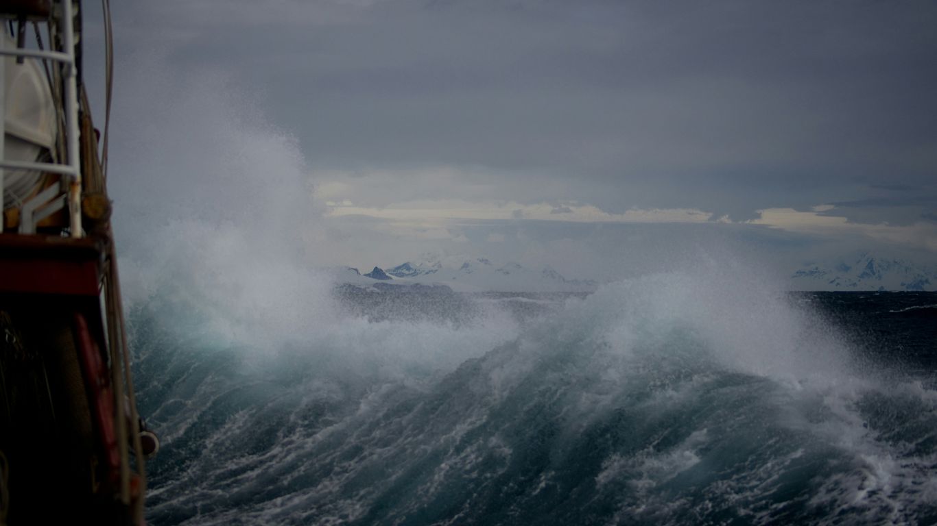 huge wave at daytime