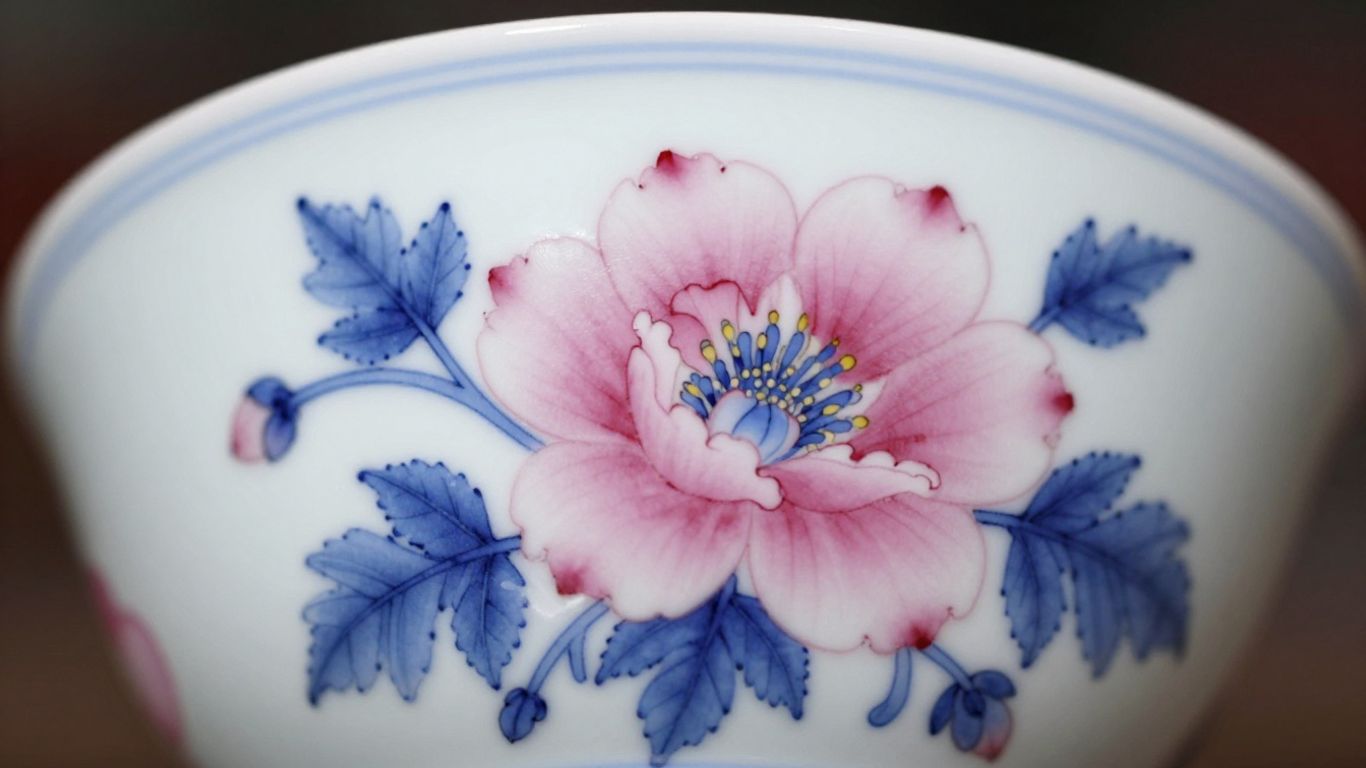Pintura de flores em prato de porcelana.