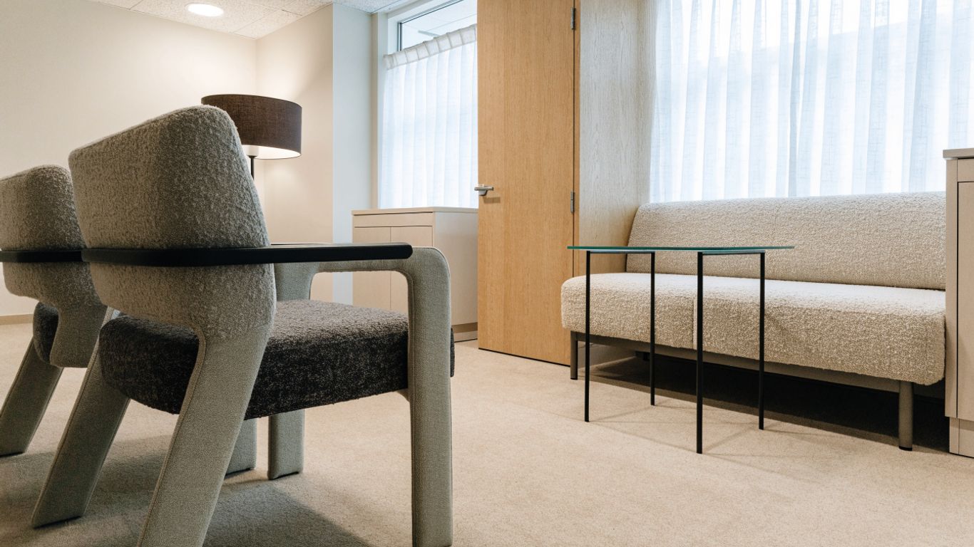Assises confortables dans une salle médicale accueillante