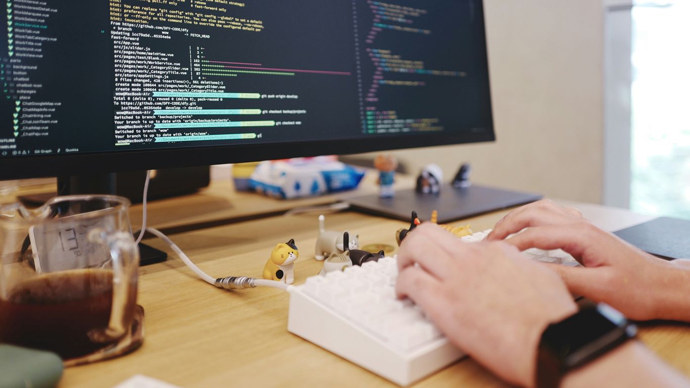 una persona está escribiendo en el teclado de una computadora