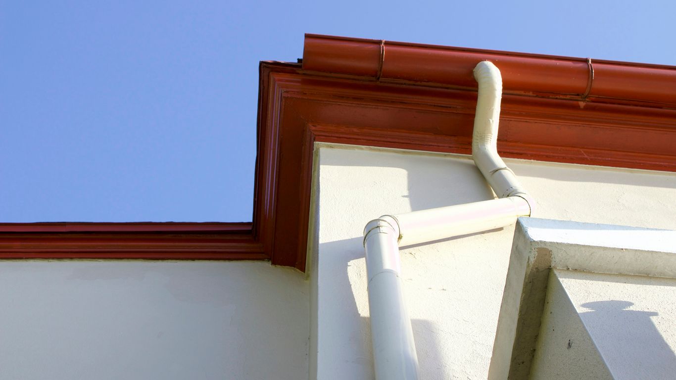 a gutter gutter attached to the side of a building