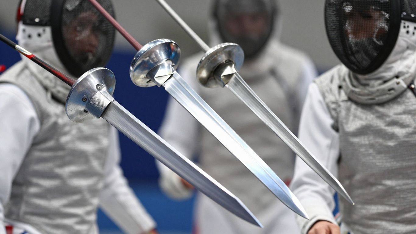 Trei arme de scrimă: floretă, spadă și sabie.