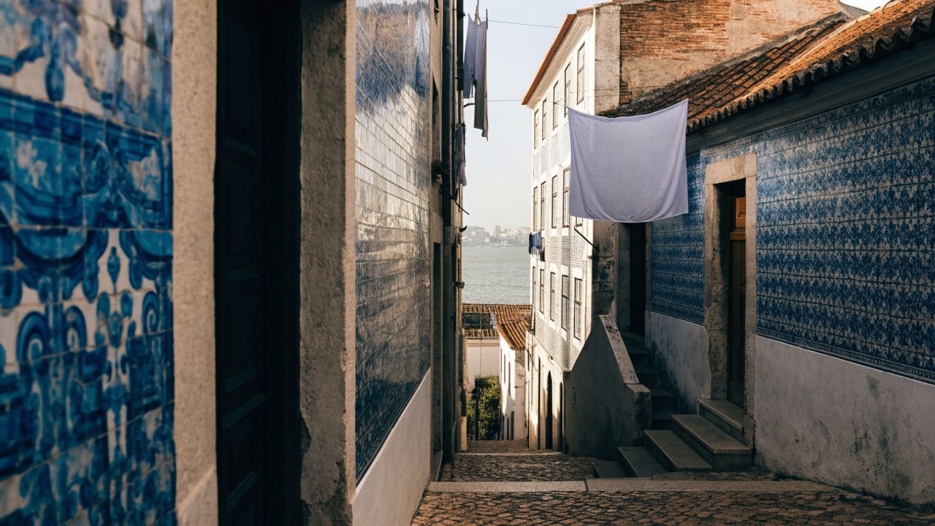 Vicoli di Alfama tra azulejos e luce calda