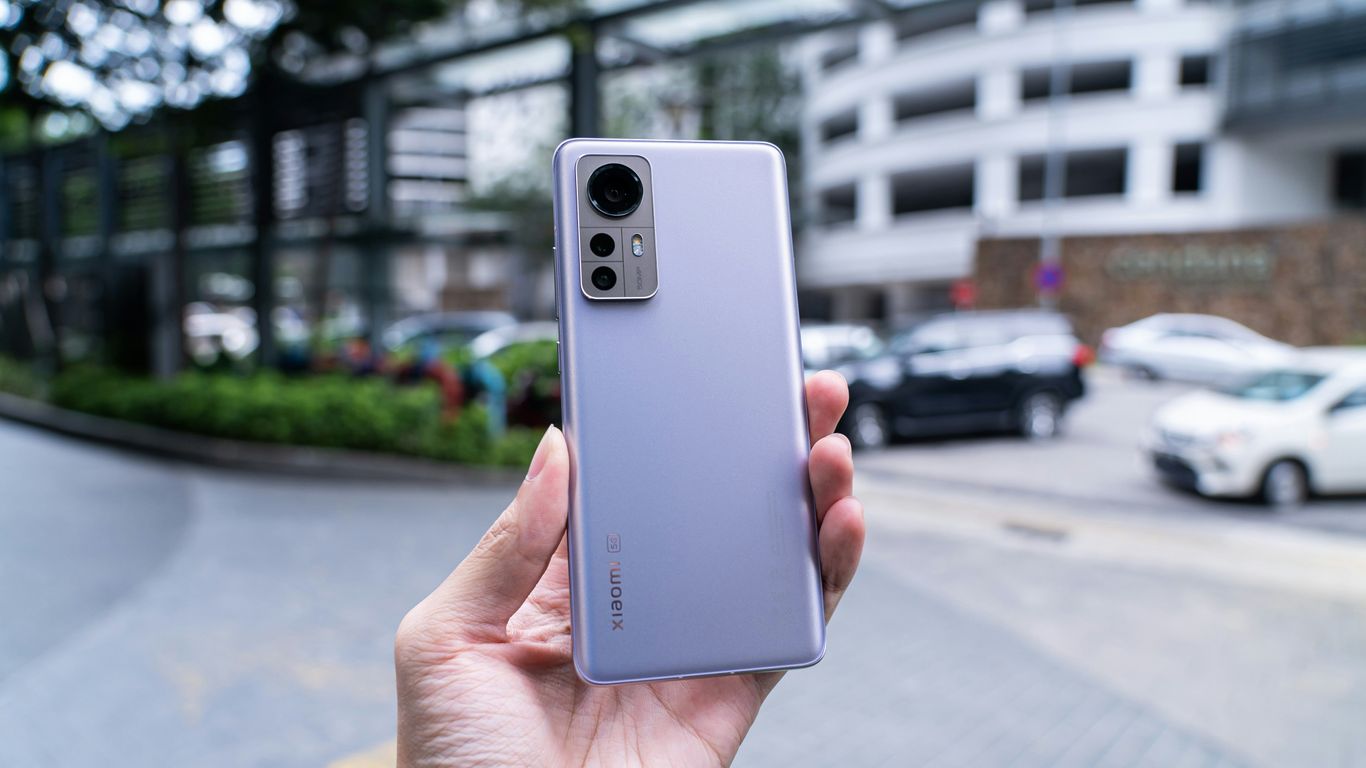 a hand holding a cell phone