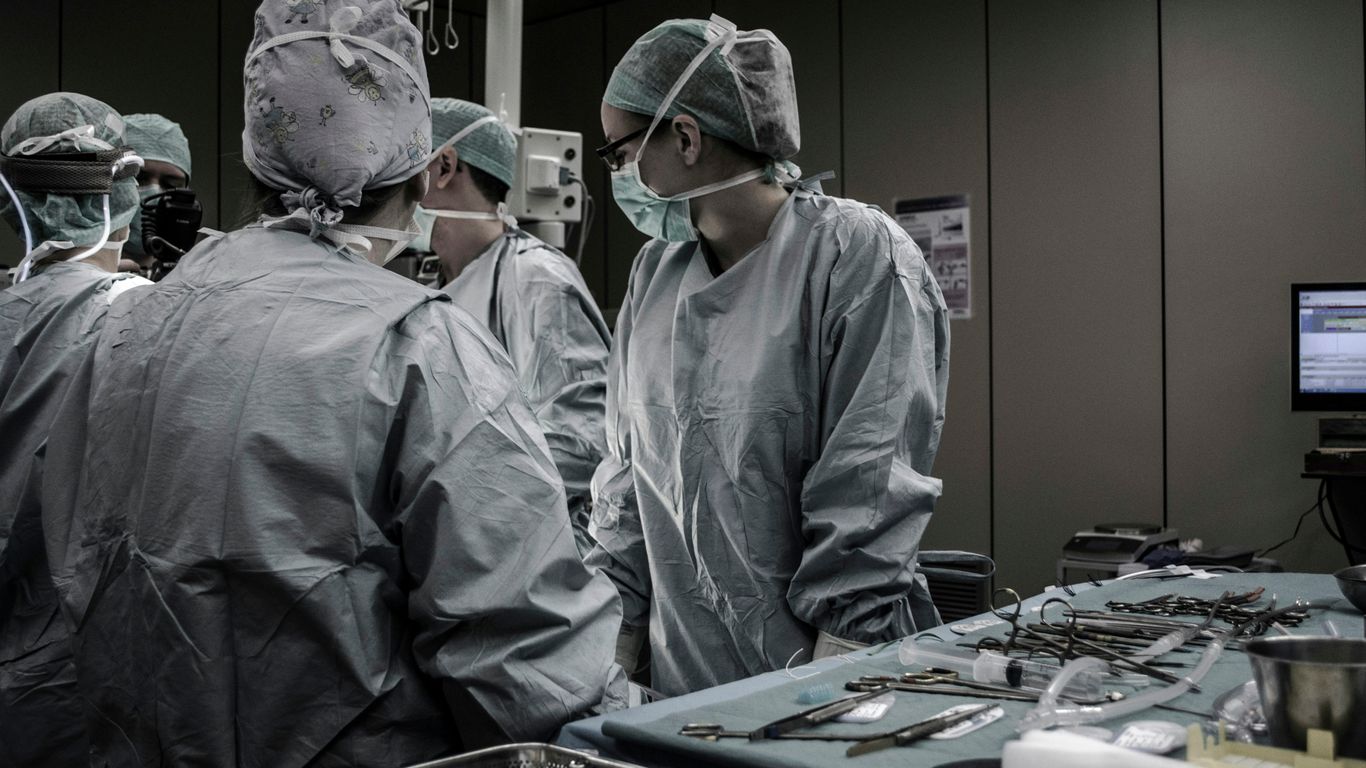 Equipe de saúde reunida em hospital