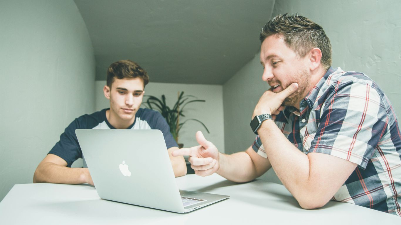 Jovens profissionais colaborando em um projeto