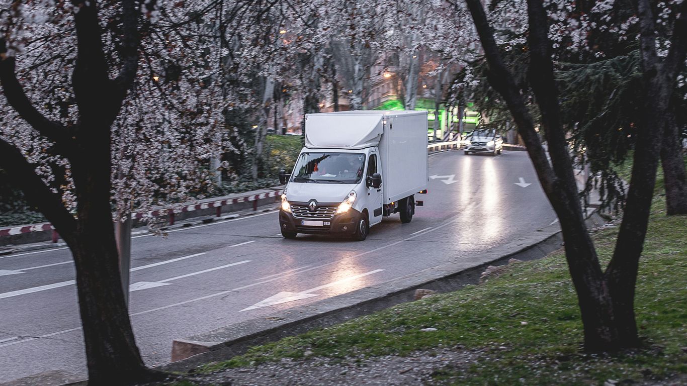 Efficient courier selection