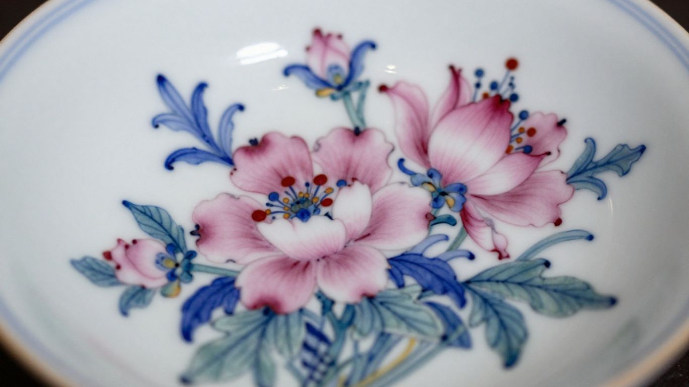 Pintura de flores em prato de porcelana.
