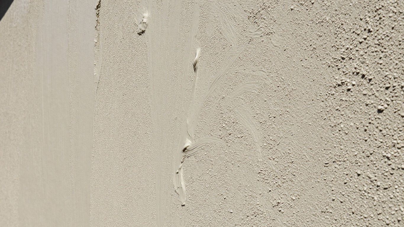 Application d'enduit isolant sur un mur extérieur