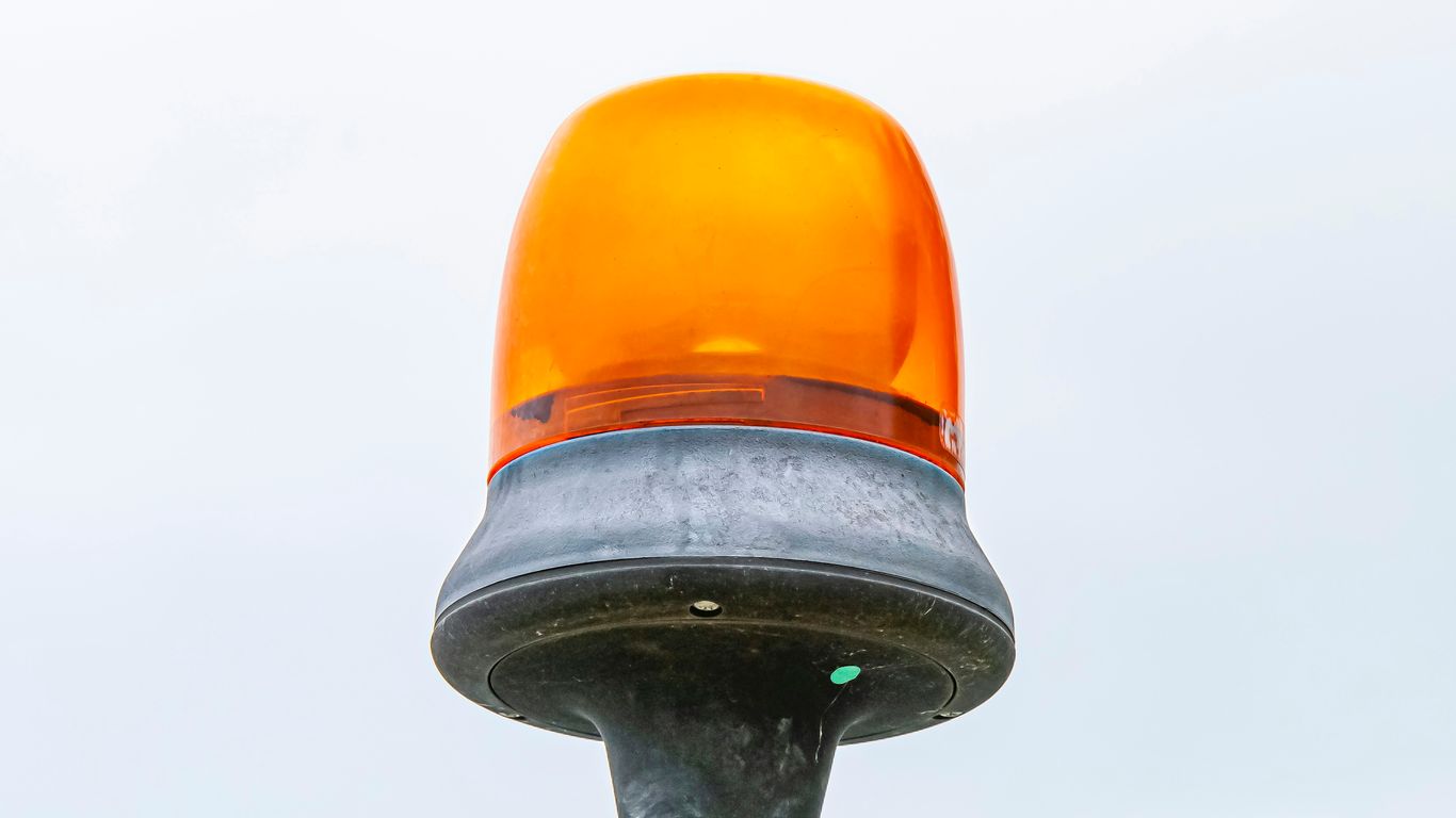 black and yellow lamp post