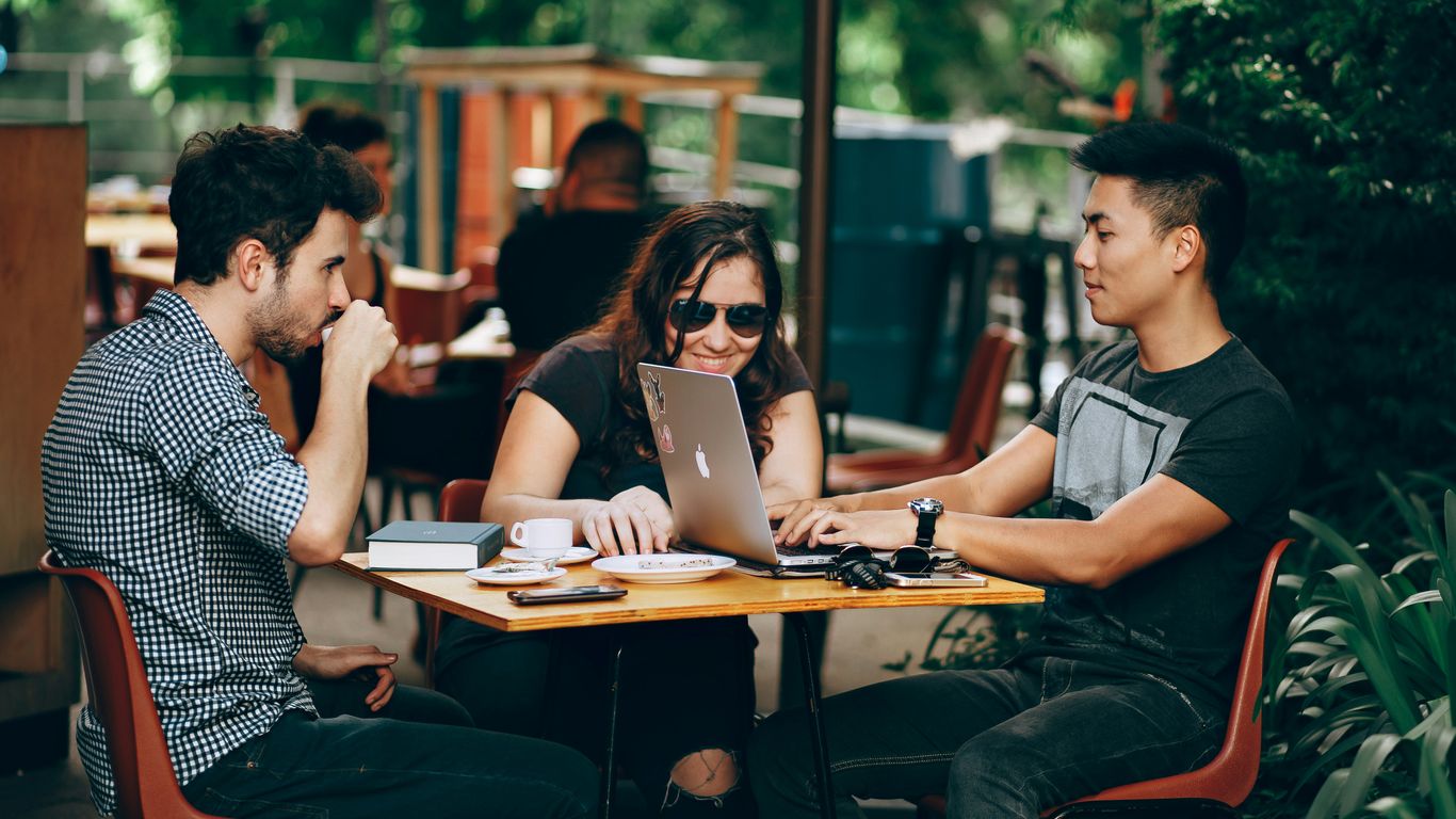 Pessoas estudando e analisando mudanças do mercado