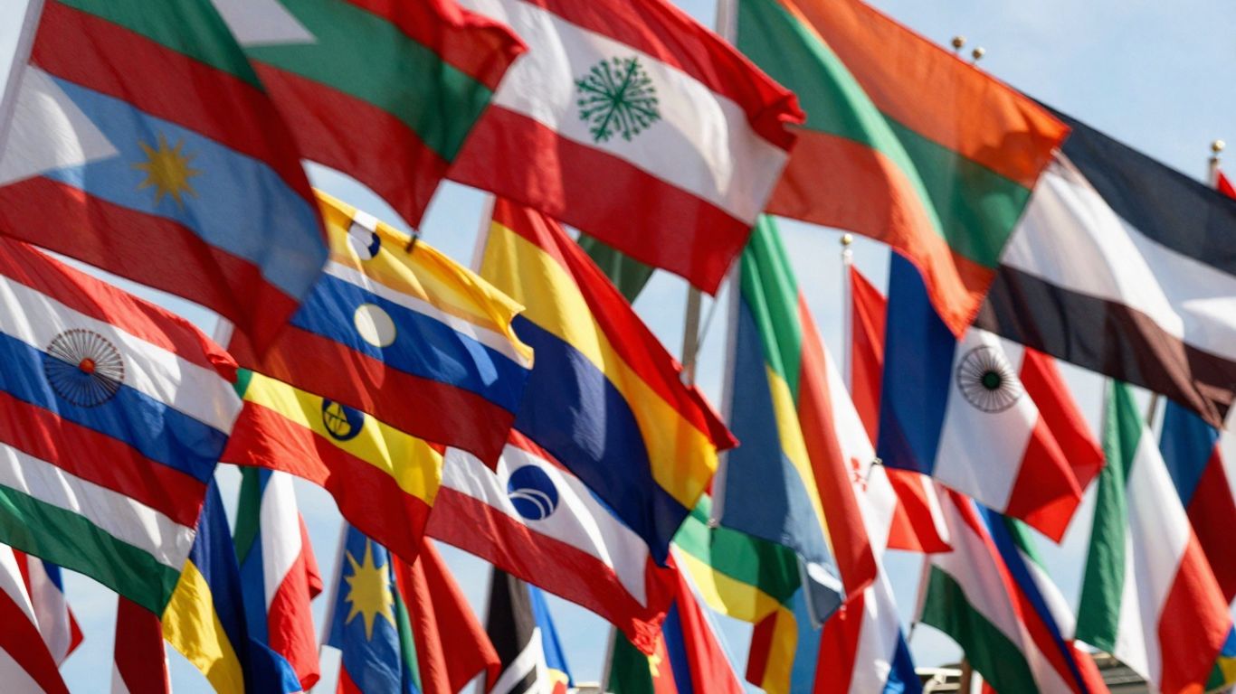 Banderas del mundo ondeando al viento.