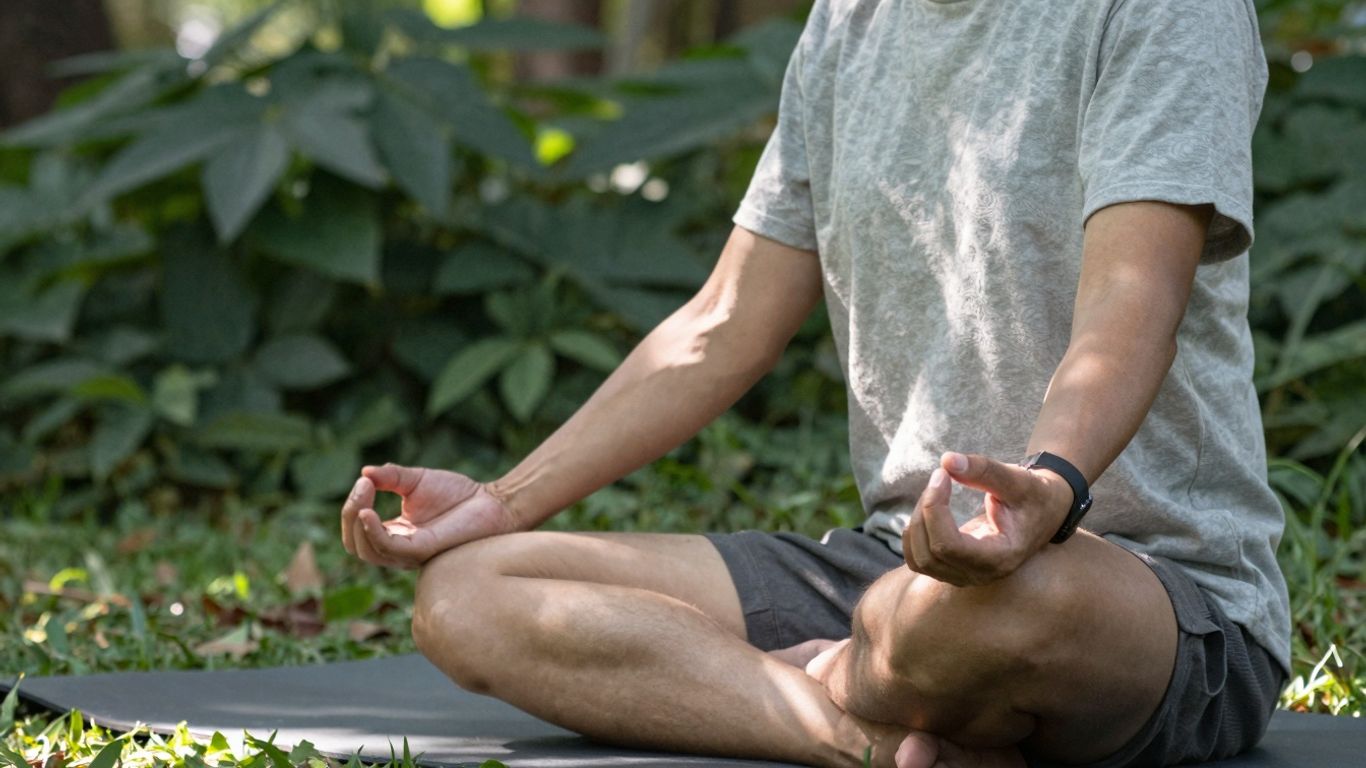 Femeie relaxată meditează în natură, soare blând.