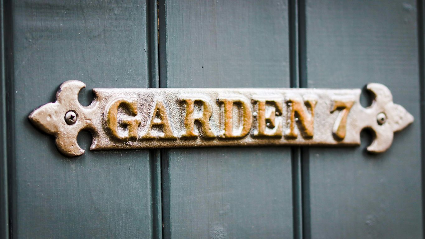 a metal sign that says garden 7 on it