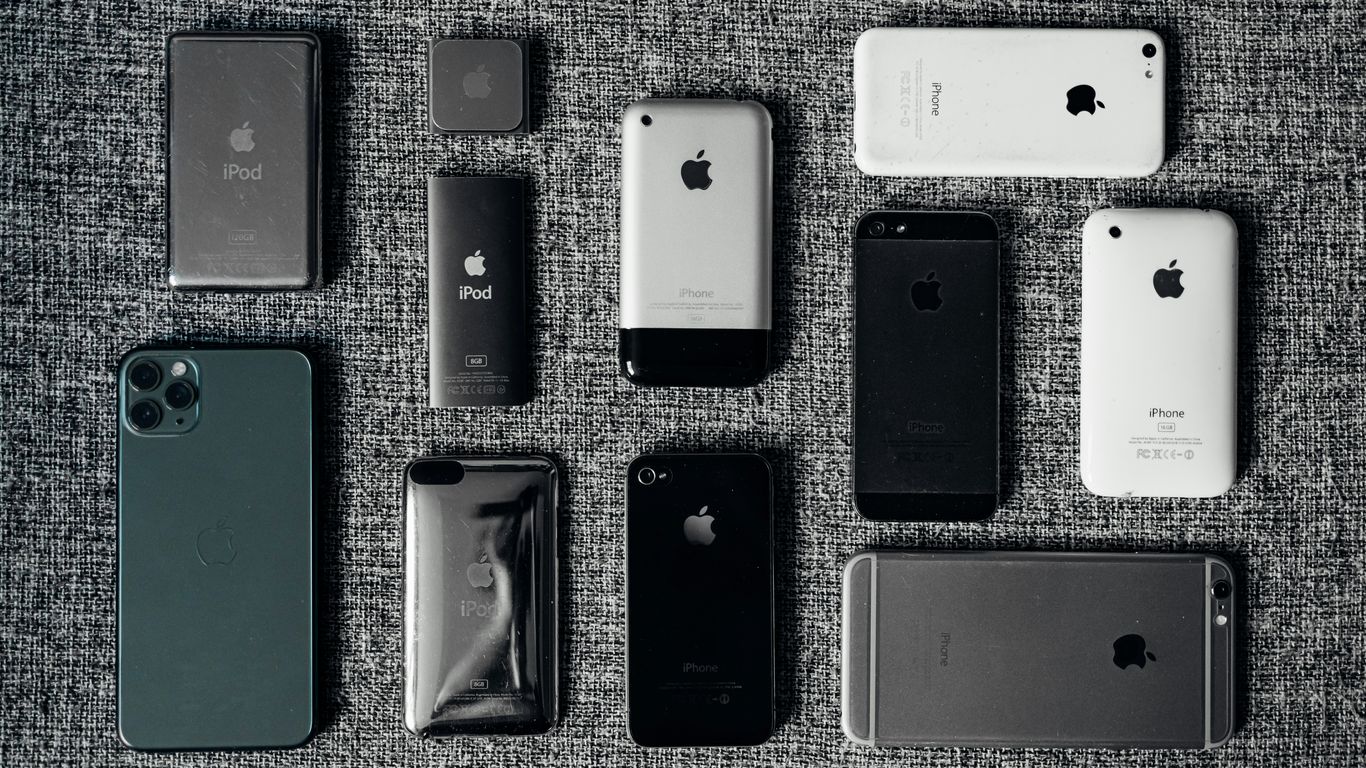 white iphone 5s and black iphone 5