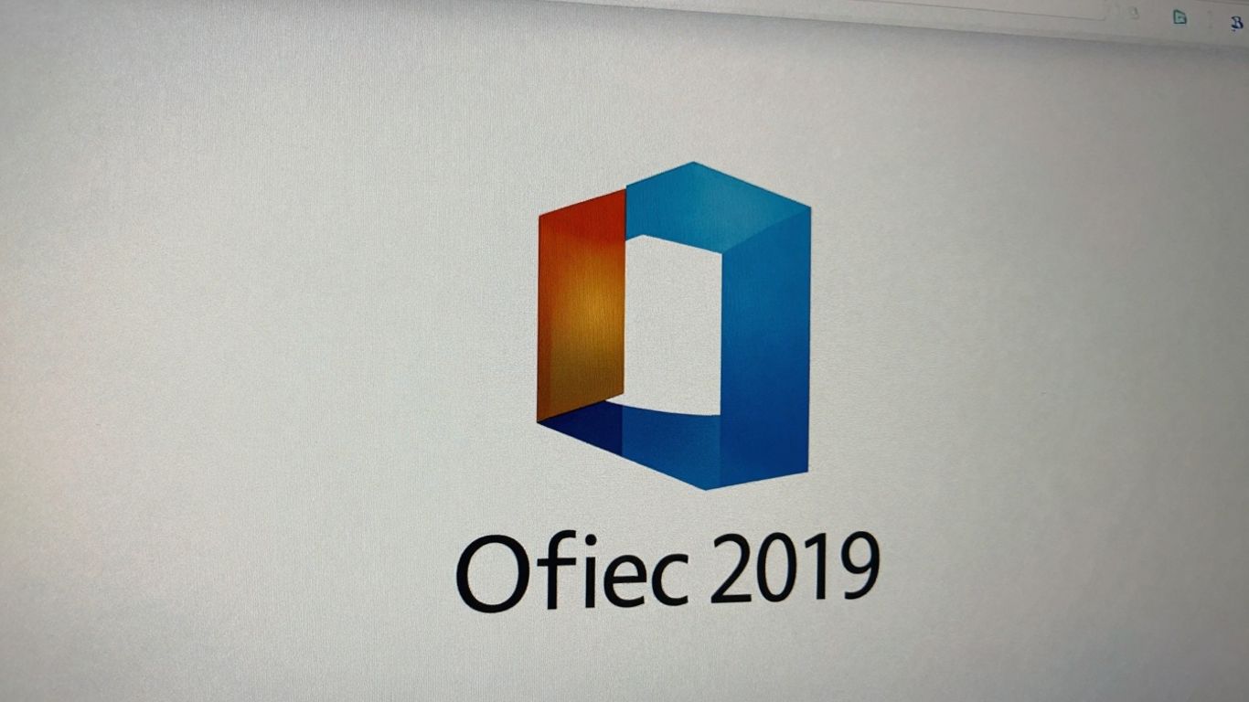 Licencia de Office 2019 en pantalla de computadora.