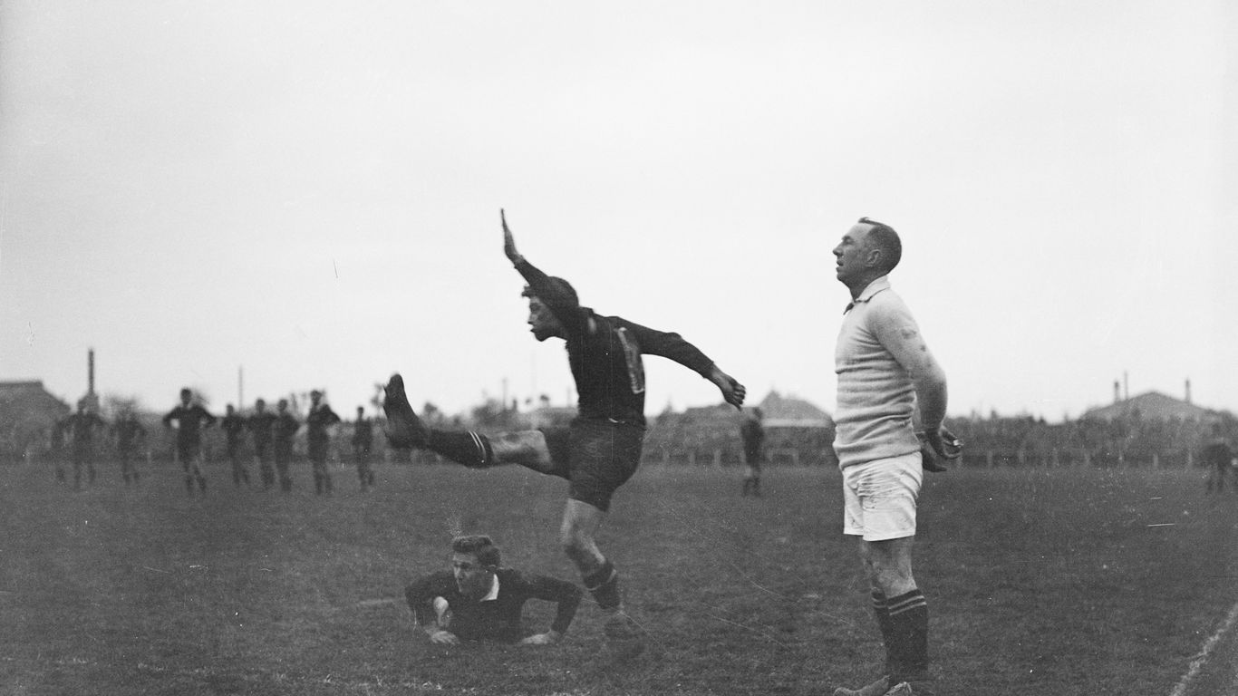 Tottenham Hotspur football players celebrating a goal