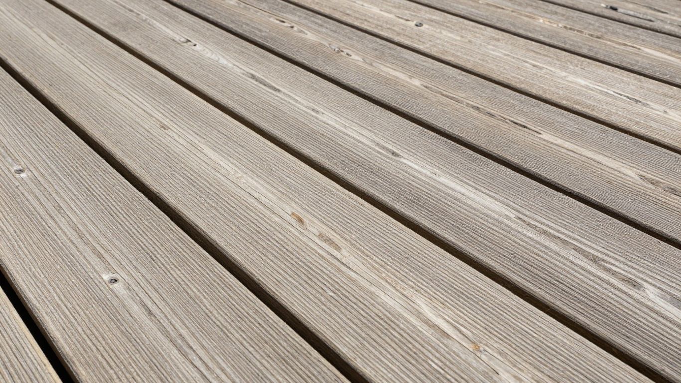 Verlegte Terrassendielen mit Holzoptik im Freien.