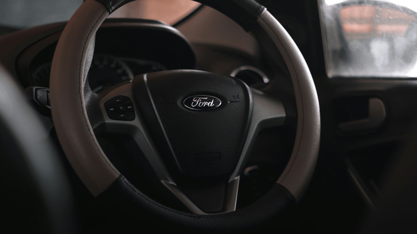 A close up of a steering wheel of a car
