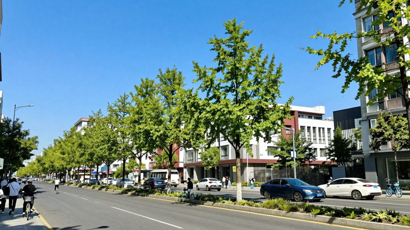 Oraș verde cu oameni mergând și bicicliști.