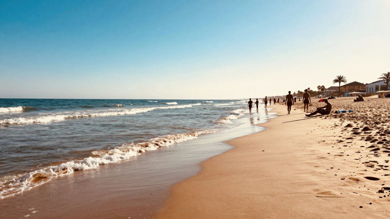 Mensen genieten van de zon op een prachtig strand.