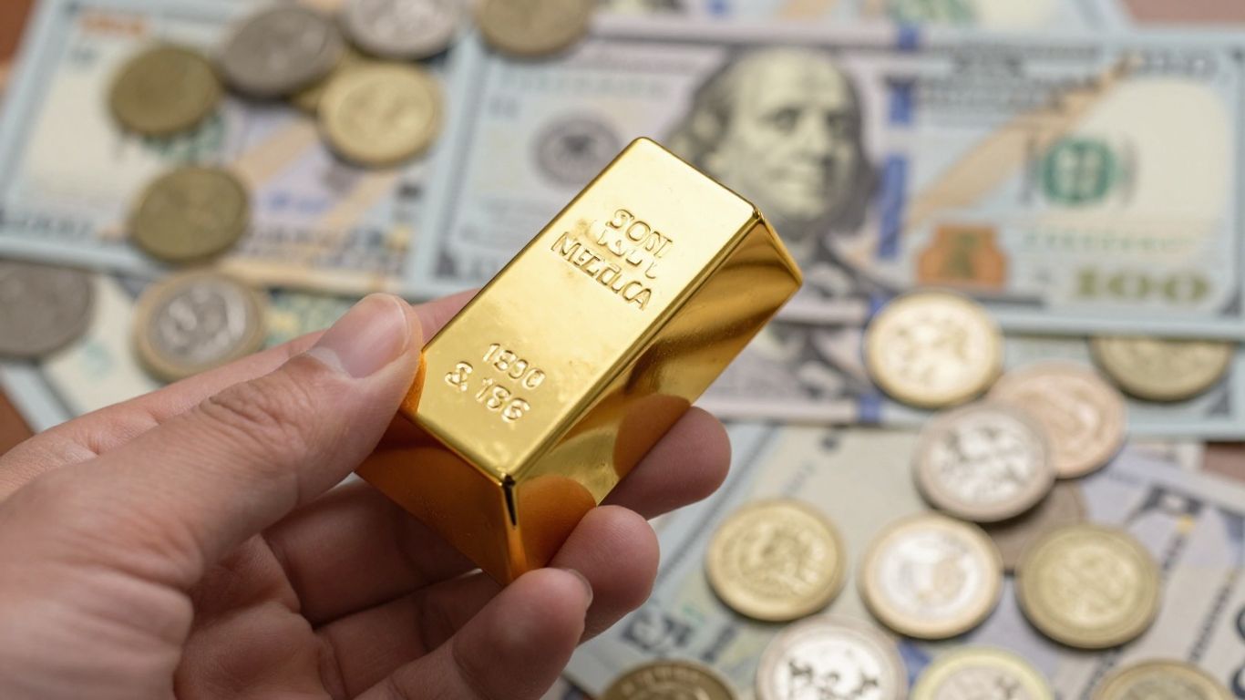 Goldene Hand hält einen Goldbarren, im Hintergrund ein diversifiziertes Portfolio.