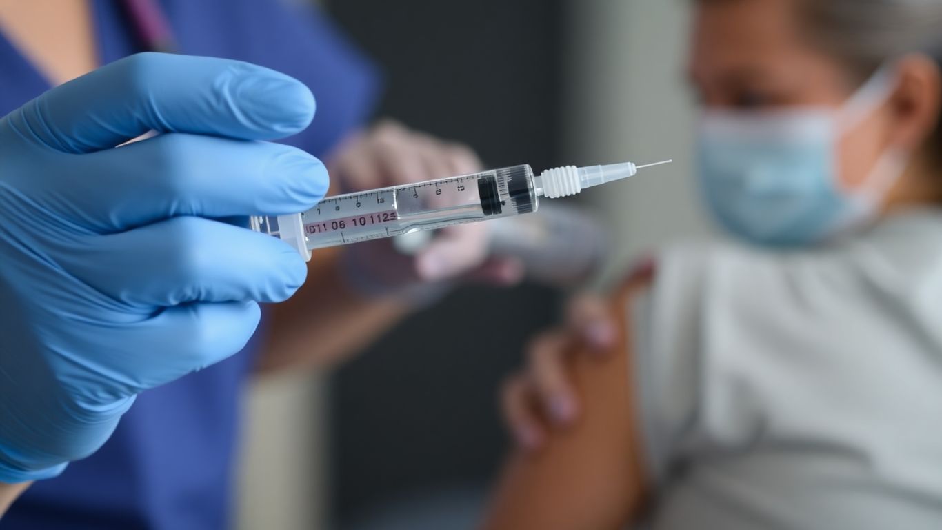 Professionnel de santé préparant une seringue pour la vaccination contre la grippe.