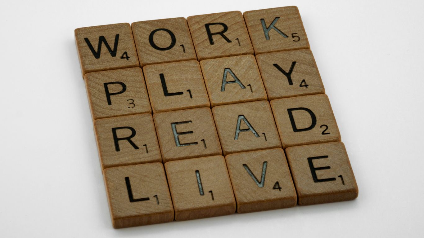 a scrabble tile with words that read work play read live