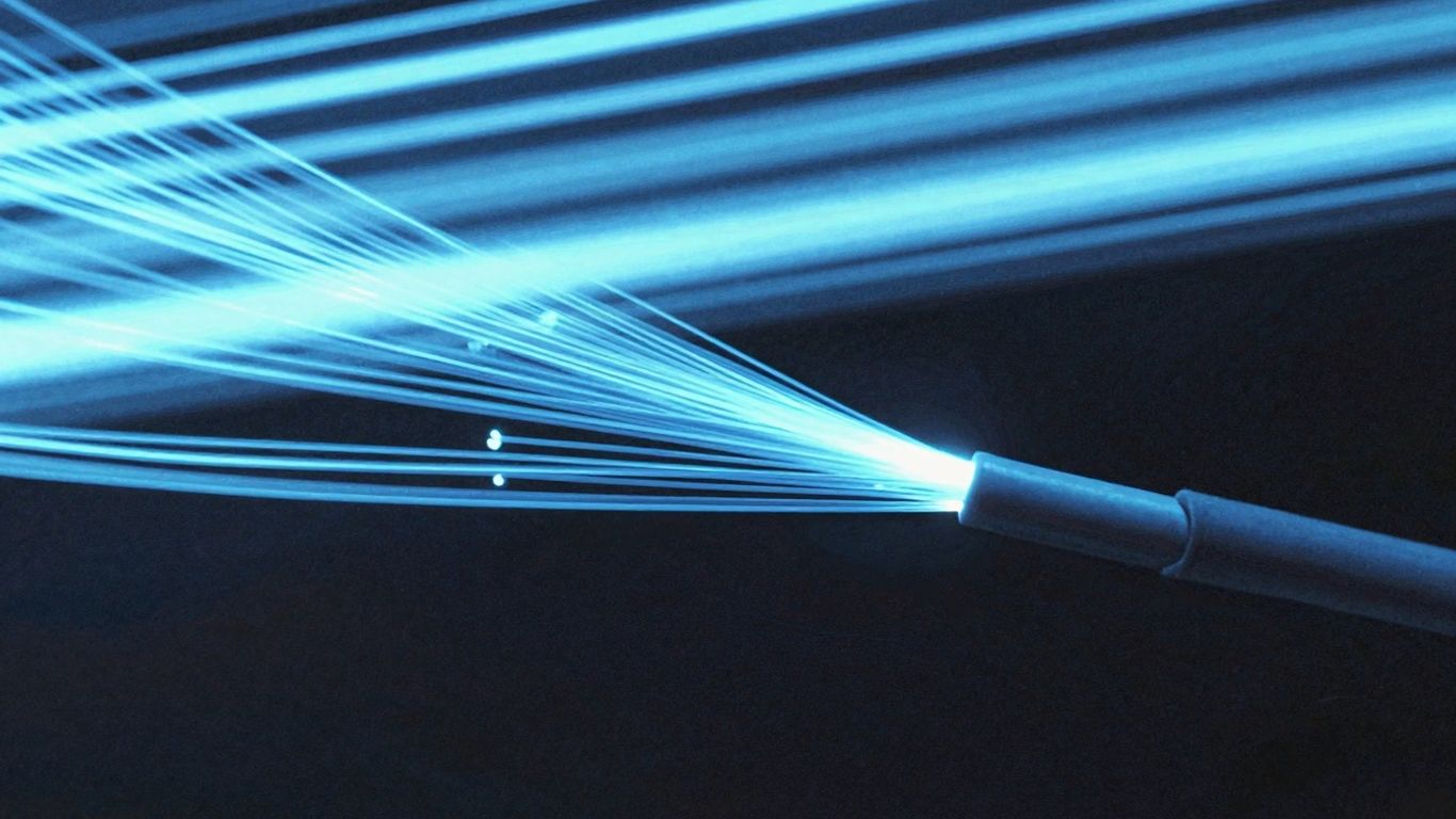 Cabo de fibra ótica brilhante com luz azul.
