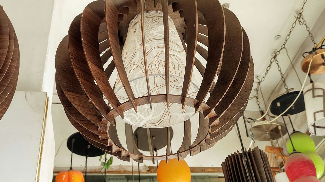 a bunch of lights that are hanging from a ceiling