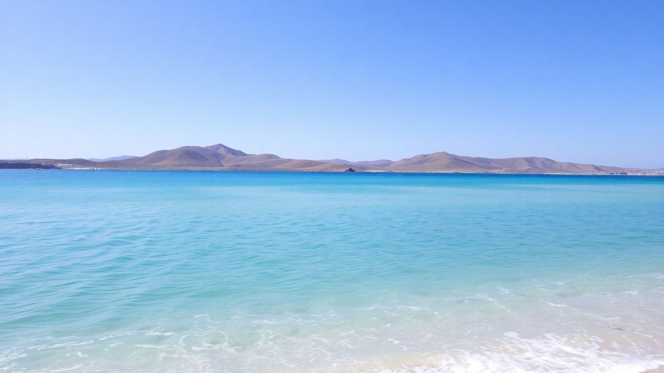 Praia tranquila em ilha espanhola com poucas pessoas.