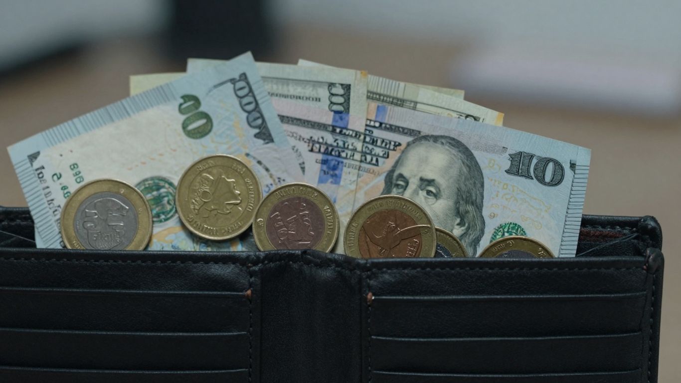 Portofel cu bani care se micșorează, pierdere de valoare.